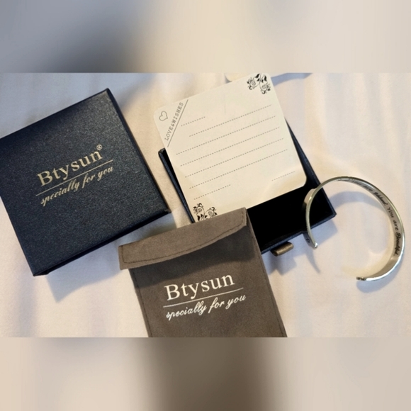 Bytsun silver cuff bracelet 'You are loved...' - Picture 4 of 4